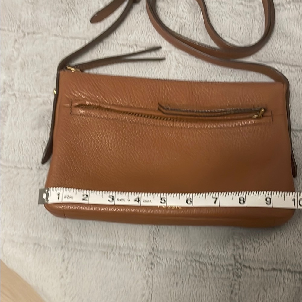 Fossil Brown leather Crossbody Bag with Adjustable Strap and Top Zipper. - Picture 2 of 3